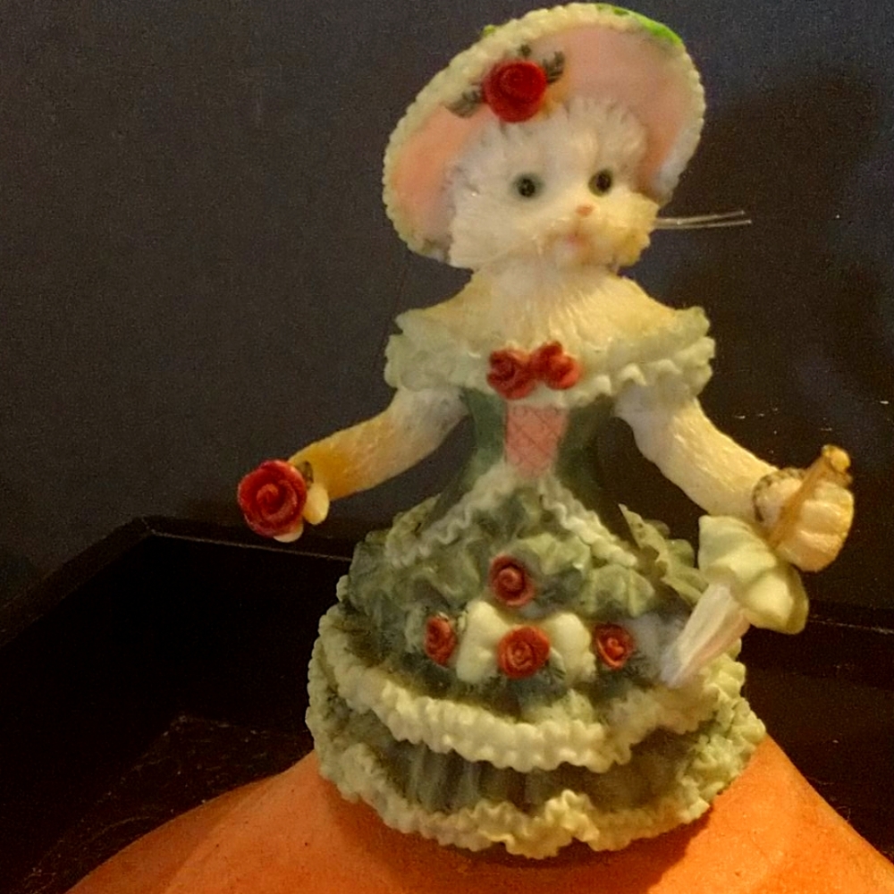 1997 BEAUTIFUL cat figurine